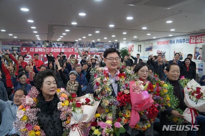 [연천=뉴시스] 경기 동두천양주연천을 국회의원으로 당선된 국민의힘 김성원 당선인. (사진=김 당선인 캠프 제공) 2024.04.11 photo@newsis.com