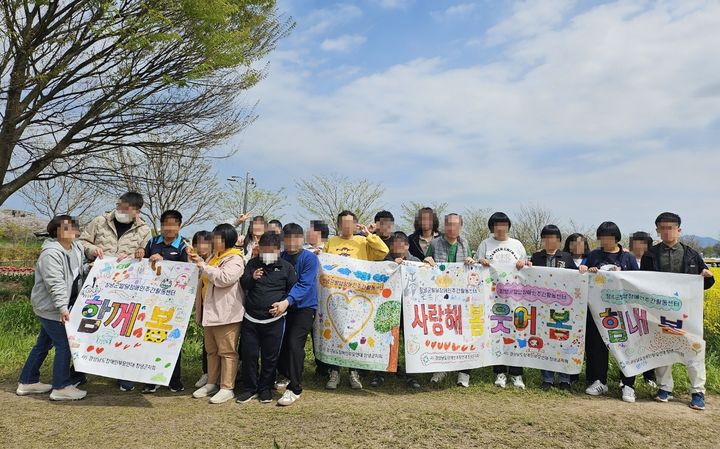 [창녕=뉴시스] 자기표현력 향상 프로그램을 운영하고 있다. (사진=창녕군 제공) 2024.04.11. photo@newsis.com *재판매 및 DB 금지