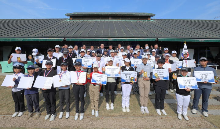 [서울=뉴시스] '제26회 명지대학교총장배 전국청소년골프대회'가 지난 8일부터 9일까지 충북 청주 세레니티CC에서 열렸다 (사진=명지대 제공) *재판매 및 DB 금지