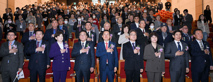 [대구=뉴시스]정부대구지방합동청사 대강당(홍재근실)에서 11일 오전 제105주년 대한민국 임시정부 수립 기념식이 열리고 있다(사진=대구시 제공) 2024.04.11 photo@newsis.com *재판매 및 DB 금지