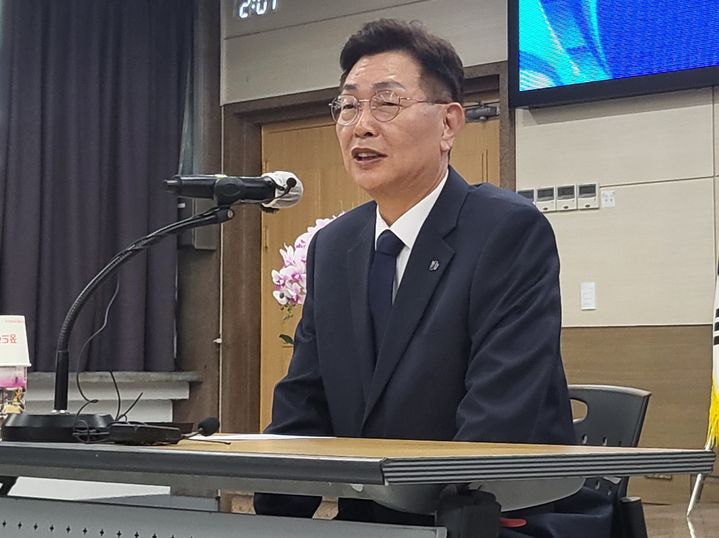 [대전=뉴시스] 조명휘 기자 = 제22대 총선과 함께 치러진 재선거에서 당선된 김제선 대전 중구청장이 11일 오후 구청 대회의실에서 기자간담회를 하고 있다. 2024.04.11. photo@newsis.com *재판매 및 DB 금지