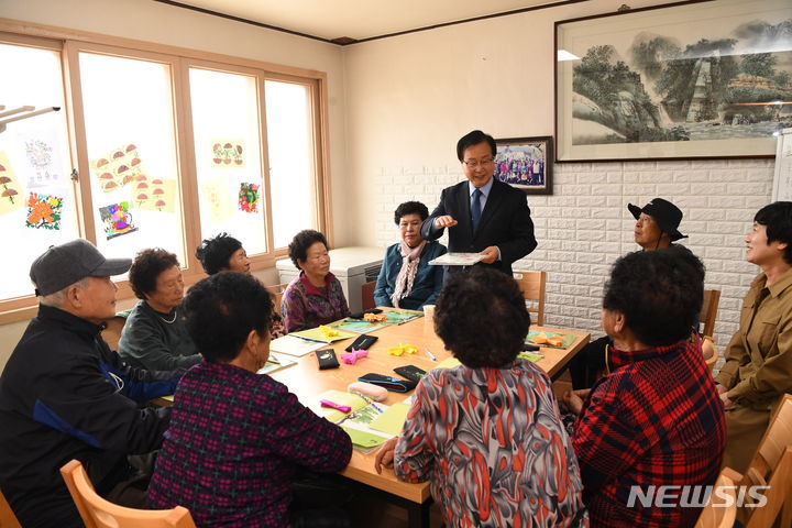 [완주=뉴시스] 유희태 완주군수가 진달래학교를 방문해 어르신들에게 교육환경 개선과 관심을 약속하고 있다. 2024.04.11 (사진= 완주군 제공) *재판매 및 DB 금지