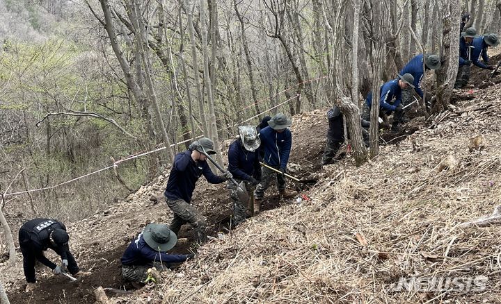 [순창=뉴시스]강경호 기자 = 35사단 유해발굴팀과 국방부 유해발굴감식단은 11일 전북 순창군 쌍치면 라희봉 고지에서 6·25 전사자들의 유해 및 유품 발굴 작업을 진행했다.2024.04.11. 