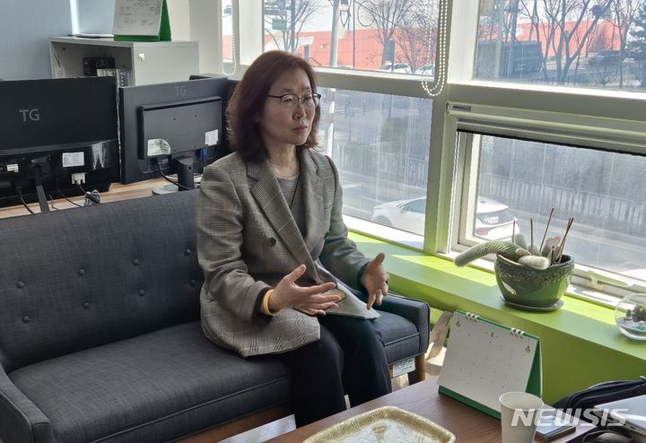 [서울=뉴시스] 문채현 수습 기자 = 세월호 참사 10주기를 앞둔 지난 2일 오전 경기 안산시 '안산온마음센터'에서 정해선(55)센터장이 뉴시스와 인터뷰를 하고 있다. 2024.04.12. m01310n@newsis.com