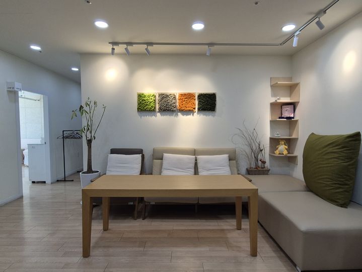 [서울=뉴시스] 문채현 수습 기자 = 세월호 참사 10주기를 앞둔 지난 2일 오전 경기 안산시 '안산온마음센터'에서 정해선(55)센터장이 뉴시스와 인터뷰를 하고 있다. 사진은 안산온마음센터 내부. 2024.04.12. m01310n@newsis.com *재판매 및 DB 금지