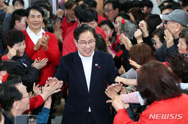 [부산=뉴시스] 하경민 기자 = 제22대 국회의원 선거 국민의힘 박수영 부산 남구 후보가 10일 밤 박재호 더불어민주당 후보를 제치고 당선이 확실시되자 지지자들의 축하를 받으며 선거사무소에 입장하고 있다. 2024.04.10. yulnetphoto@newsis.com