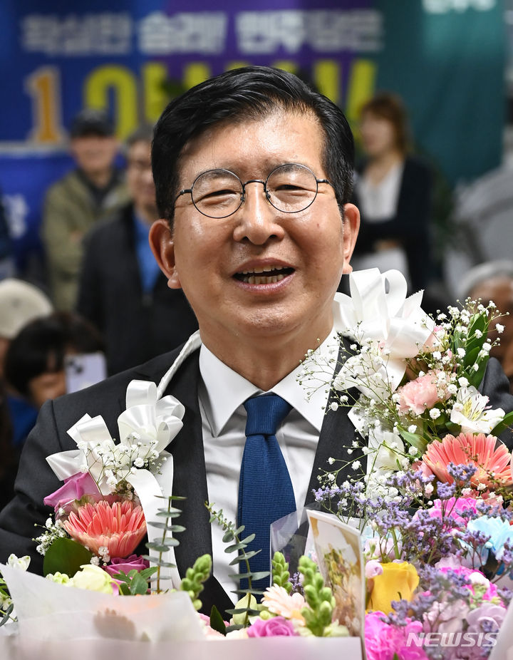 [용인=뉴시스] 김종택기자 = 제22대 국회의원선거 용인갑에 출마한 이상식 더불어민주당 후보가 당선이 확실시 되자 11일 오전 경기도 용인시 처인구 선거캠프에서 당선 소감을 밝히고 있다. 2024.04.11. jtk@newsis.com