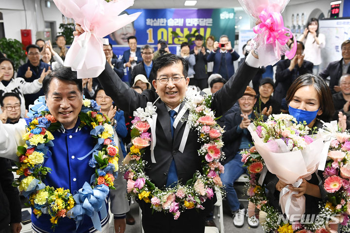 [용인=뉴시스] 김종택기자 = 제22대 국회의원선거 용인갑에 출마한 이상식 더불어민주당 후보가 당선이 확실시 되자 처인구 선거캠프에서 꽃다발을 들고 지지자들과 환호하고 있다. 2024.04.11. jtk@newsis.com