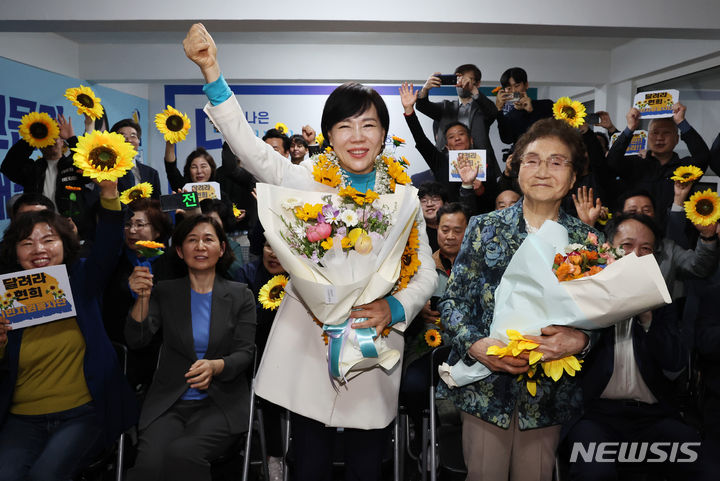 [서울=뉴시스] 김진아 기자 = 전현희 더불어민주당 중·성동갑 후보가 11일 서울 성동구 왕십리로에 마련된 선거사무실에서 당선이 확실시되자 어머니와 함께 환호하고 있다. 2024.04.11. bluesoda@newsis.com