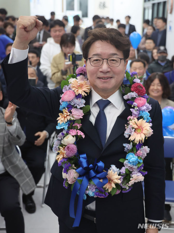 [수원=뉴시스] 경기사진공동취재단 =  제22대 국회의원 선거 수원무에 출마한 염태영 더불어민주당 후보가 10일 오후 수원시 권선구 선거사무실에서 당선이 확실시 되자 지지자들과 환호하고 있다. 2024.04.10. photo@newsis.com