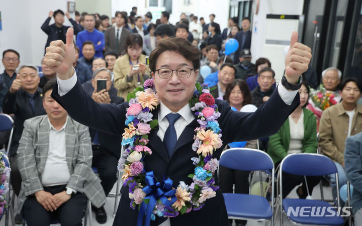 [수원=뉴시스] 경기사진공동취재단 =  제22대 국회의원 선거 수원무에 출마한 염태영 더불어민주당 후보가 10일 오후 수원시 권선구 선거사무실에서 당선이 확실시 되자 지지자들과 환호하고 있다. 2024.04.10. photo@newsis.com