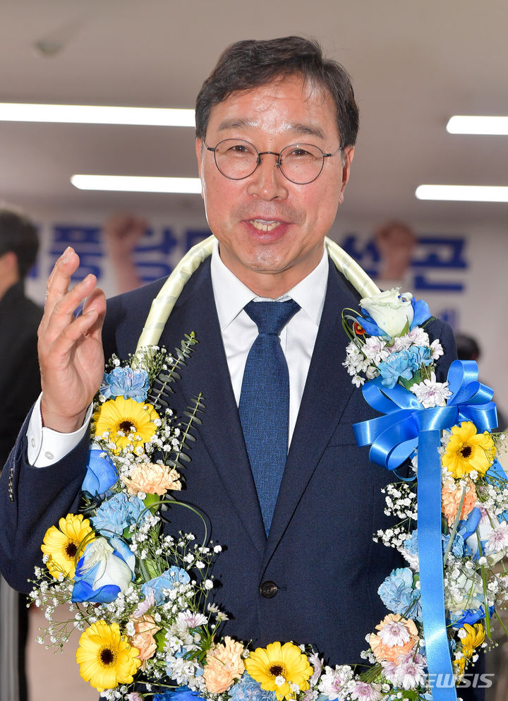 [서귀포=뉴시스] 우장호 기자 = 위성곤(서귀포시) 더불어민주당 후보가 11일 오전 제주 서귀포시 동홍동에 위치한 자신의 선거캠프에서 당선이 확정되자 취재진과 인터뷰를 하고 있다. (사진=제주도사진기자회) 2024.04.11. woo1223@newsis.com