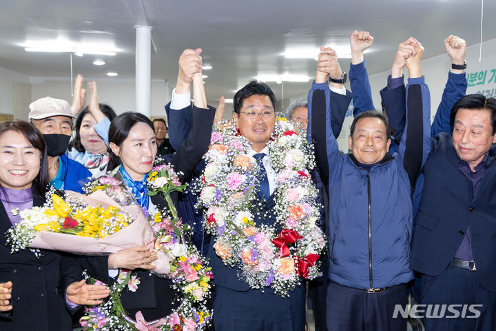 [울산=뉴시스] 배병수 기자 = 울산 동구에 출마한 더불어민주당 김태선 후보가 10일 선거사무실에서 당선이 확정되자 부인 조희정, 아버지 김영길씨와 지지자들이 환호하고 있다. (공동취재). 2024.04.11.bbs@newsis.com