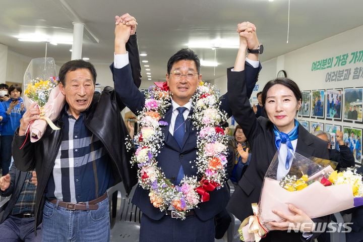 [울산=뉴시스] 배병수 기자 = 울산 동구에 출마한 더불어민주당 김태선 후보가 10일 선거사무실에서 당선이 확정되자 부인 조희정, 아버지 김영길씨와 환호하고 있다. (공동취재). 2024.04.10.