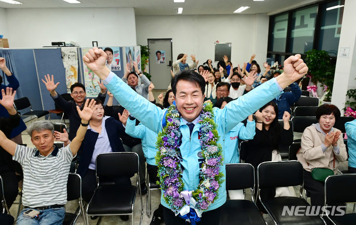 [울산=뉴시스] 배병수 기자 = 울산 북구에 출마한 진보당  윤종오 후보가 11일 선거사무실에서 당선이 확정되자 지지자들과 함께 환호하고 있다. (공동취재). 2024.04.11. bbs@newsis.com