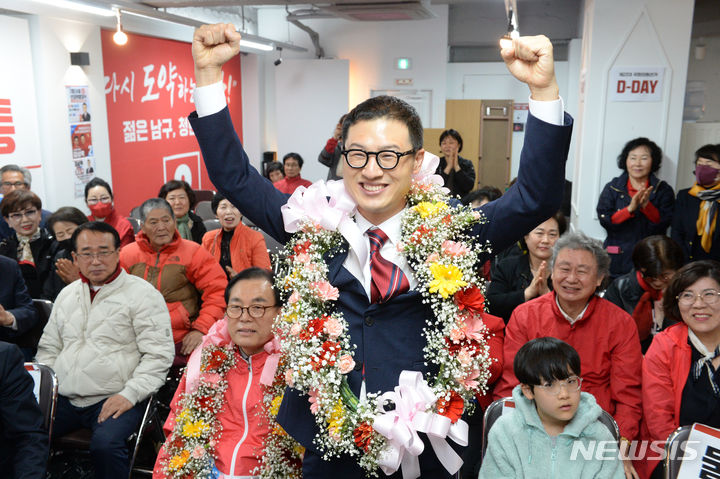[울산=뉴시스] 배병수 기자 = 제22대 총선 울산 남구갑에 출마한 국민의힘 김상욱 후보가 11일 선거사무실에서 당선이 확정되자 환호하고 있다. (공동취재). 2024.04.11. bbs@newsis.com