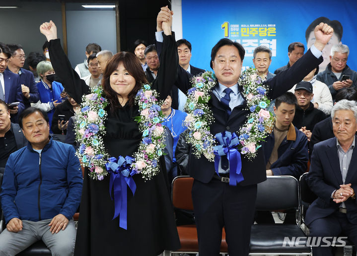 [수원=뉴시스] 경기사진공동취재단 = 제22대 국회의원선거 수원정에 출마한 더불어민주당 김준혁 후보가 11일 오전 경기도 수원시 영통구 선거사무소에서 당선이 확실해지자 기뻐하고 있다. 2024.04.11. photo@newsis.com