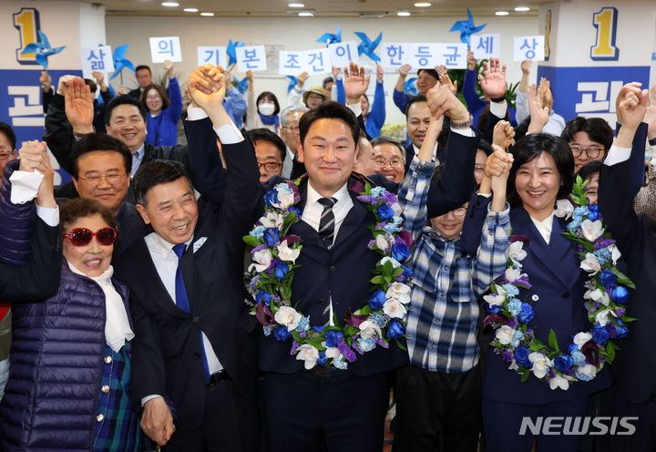 [서울=뉴시스] 홍효식 기자 = 곽상언 더불어민주당 종로구 후보가 11일 서울 종로구 창신동에 마련된 선거사무소에서 당선이 확실시 되자 환호하고 있다. 2024.04.11. yesphoto@newsis.com