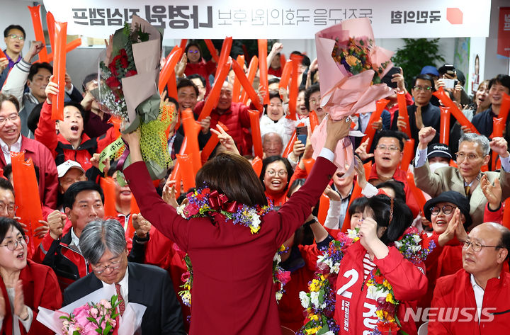 [서울=뉴시스] 김근수 기자 = 서울 동작구을에 출마한 국민의힘 나경원 후보가 11일 서울 동작구에 마련된 본인의 선거사무실에서 당선 확실이 되자 지지자들과 기뻐하고 있다. 2024.04.11. ks@newsis.com