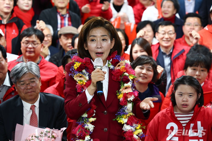 [서울=뉴시스] 김근수 기자 = 서울 동작구을에 출마한 국민의힘 나경원 후보가 11일 서울 동작구에 마련된 본인의 선거사무실에서 당선 확실이 되자 소감을 말하고 있다. 2024.04.11. ks@newsis.com