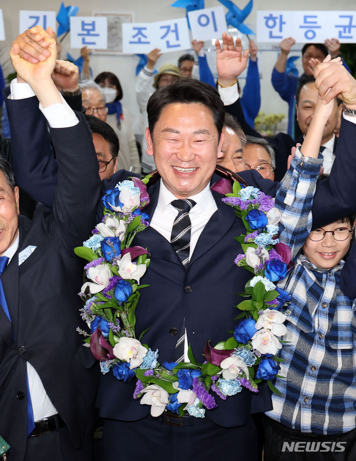 [서울=뉴시스] 홍효식 기자 = 곽상언 더불어민주당 종로구 후보가 11일 서울 종로구 창신동에 마련된 선거사무소에서 당선이 확실시 되자 환호하고 있다. 2024.04.11. yesphoto@newsis.com