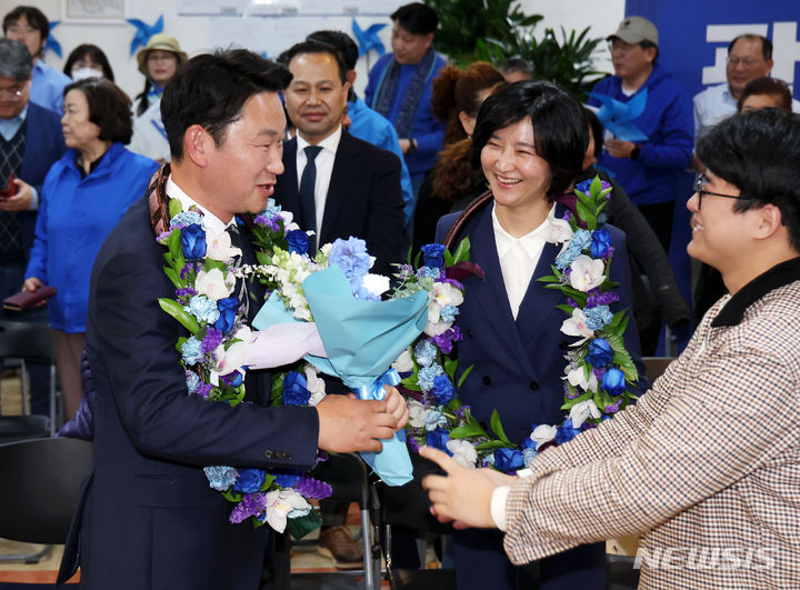 [서울=뉴시스] 홍효식 기자 = 곽상언 더불어민주당 종로구 후보가 11일 서울 종로구 창신동에 마련된 선거사무소에서 당선이 확실시 되자 지지자에게 꽃다발을 전달받고 있다. 2024.04.11. yesphoto@newsis.com