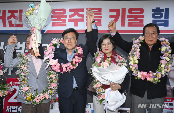 [울산=뉴시스] 배병수 기자 = 울산 울주군에 출마한 국민의힘 서범수 후보가 11일 선거사무실에서 당선이 확정되자 부인 황혜진씨와 지지자들이 환호하고 있다. (공동취재). 2024.04.11. bbs@newsis.com