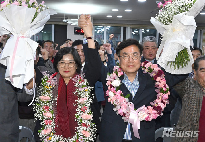 [울산=뉴시스] 배병수 기자 = 울산 울주군에 출마한 국민의힘 서범수 후보가 11일 선거사무실에서 당선이 확정되자 부인 황혜진씨와 지지자들이 환호하고 있다. (공동취재). 2024.04.11. bbs@newsis.com