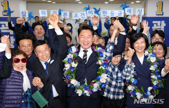 [서울=뉴시스] 홍효식 기자 = 곽상언 더불어민주당 종로구 후보가 11일 서울 종로구 창신동에 마련된 선거사무소에서 당선이 확실시 되자 환호하고 있다. 2024.04.11. yesphoto@newsis.com