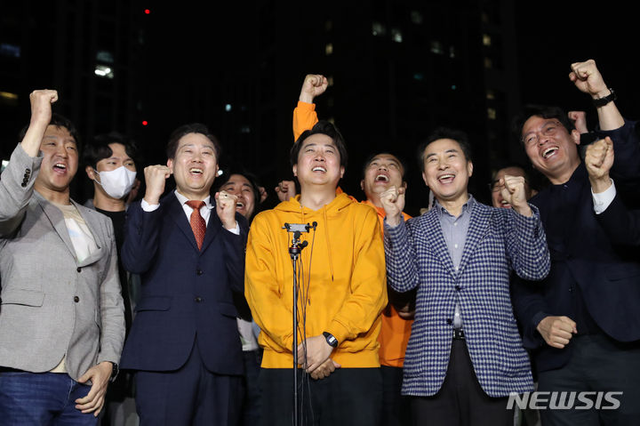 [화성=뉴시스] 경기사진공동취재단 = 제22대 국회의원 선거 경기 화성을에 출마한 이준석 개혁신당 후보가 11일 오전 경기 화성시 여울공원에서 당선이 유력시 되자 기뻐하고 있다. 2024.04.11. photo@newsis.com