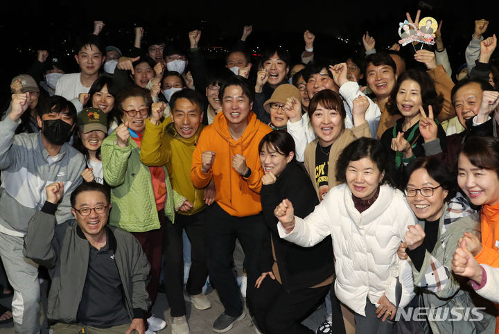 [화성=뉴시스] 경기사진공동취재단 = 제22대 국회의원 선거 경기 화성을에 출마한 이준석 개혁신당 후보가 11일 오전 경기 화성시 여울공원에서 당선이 유력시 되자 지지자들과 기념촬영 하고 있다. 2024.04.11. photo@newsis.com
