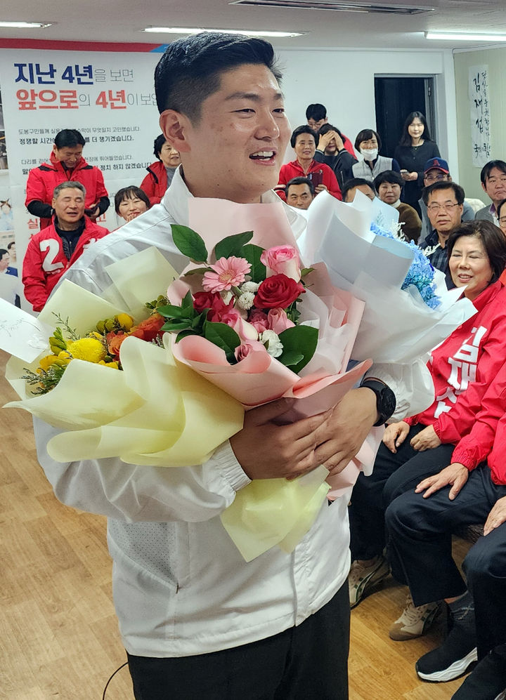 [서울=뉴시스] 조성봉 기자 = 김재섭 국민의힘 도봉갑 후보가 11일 서울 도봉구에 마련된 선거사무소에서 당선이 확실시 되자 기뻐하고 있다. (사진=김재섭 후보 제공) 2024.04.11. photo@newsis.com *재판매 및 DB 금지