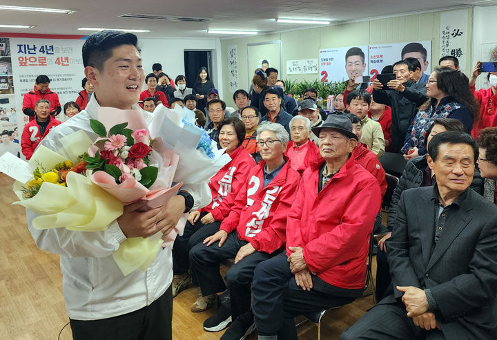 [서울=뉴시스] 조성봉 기자 = 김재섭 국민의힘 도봉갑 후보가 지난 11일 서울 도봉구에 마련된 선거사무소에서 당선이 확실시 되자 기뻐하고 있다. (사진=김재섭 후보 제공) 2024.04.11. photo@newsis.com *재판매 및 DB 금지