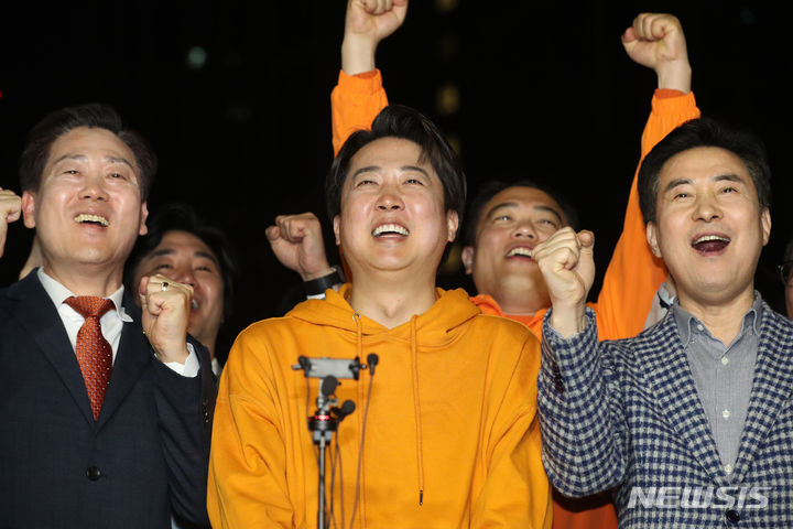 [화성=뉴시스] 경기사진공동취재단 = 제22대 국회의원 선거 경기 화성을에 출마한 이준석 개혁신당 후보가 11일 오전 경기 화성시 여울공원에서 당선이 유력시 되자 기뻐하고 있다. 2024.04.11. photo@newsis.com