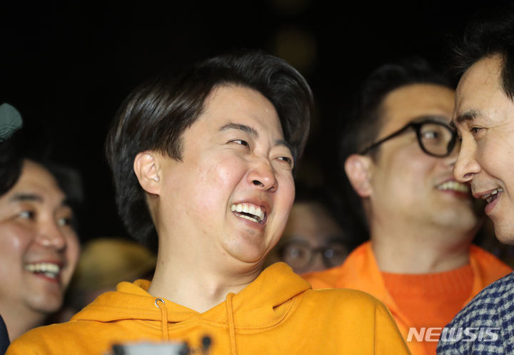 [화성=뉴시스] 경기사진공동취재단 = 제22대 국회의원 선거 경기 화성을에 출마한 이준석 개혁신당 후보가 11일 오전 경기 화성시 여울공원에서 당선이 유력시 되자 기뻐하고 있다. 2024.04.11. photo@newsis.com
