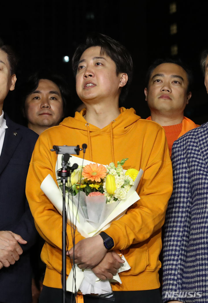 [화성=뉴시스] 경기사진공동취재단 = 제22대 국회의원 선거 경기 화성을에 출마한 이준석 개혁신당 후보가 11일 오전 경기 화성시 여울공원에서 당선이 유력시 되자 소감을 밝히고 있다. 2024.04.11. photo@newsis.com