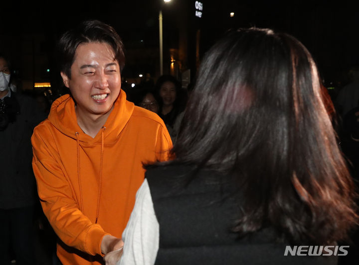 [화성=뉴시스] 경기사진공동취재단 = 제22대 국회의원 선거 경기 화성을에 출마한 이준석 개혁신당 후보가 11일 오전 경기 화성시 여울공원에서 당선이 유력시 되자 지지자들과 인사하고 있다. 2024.04.11. photo@newsis.com