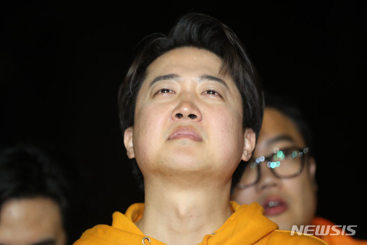 [화성=뉴시스] 경기사진공동취재단 = 제22대 국회의원 선거 경기 화성을에 출마한 이준석 개혁신당 후보가 11일 오전 경기 화성시 여울공원에서 당선이 유력시 되자 기뻐하고 있다. 2024.04.11. photo@newsis.com