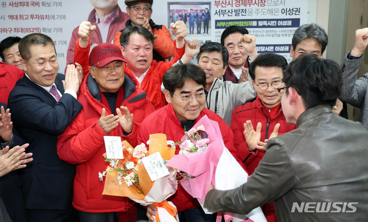 [부산=뉴시스] 하경민 기자 = 제22대 국회의원 선거 국민의힘 이성권 부산 사하구갑 후보가 11일 새벽 더불어민주당 최인호 후보를 제치고 당선이 확정되자 축하 꽃다발을 받고 있다. 2024.04.11. yulnetphoto@newsis.com