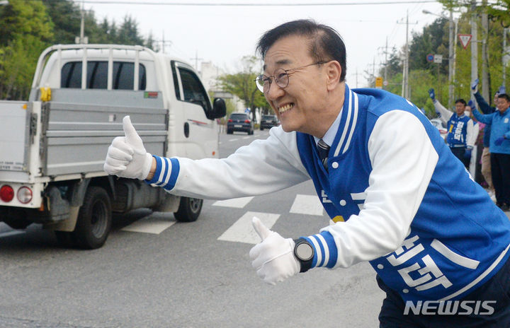 [전주=뉴시스] 김얼 기자 = 더불어민주당 김윤적 전북 전주시 갑선거구 국회의원 당선인이 11일 전북 전주시 완산구 꽃밭정이네거리에서 시민들에게 당선 인사를 하고 있다. 2024.04.11. pmkeul@newsis.com