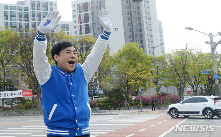 [전주=뉴시스] 김얼 기자 = 이성윤 더불어민주당 전북 전주시 을선거구 국회의원 당선인이 11일 전북 전주시 완산구 KT사거리에서 시민들에게 당선 인사를 하고 있다. 2024.04.11. pmkeul@newsis.com