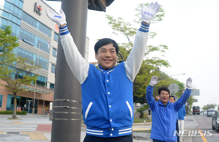 [전주=뉴시스] 김얼 기자 = 이성윤 더불어민주당 전북 전주시 을선거구 국회의원 당선인이 지난 4월11일 전북 전주시 완산구 KT사거리에서 시민들에게 당선 인사를 하고 있다. 2024.04.11. pmkeul@newsis.com