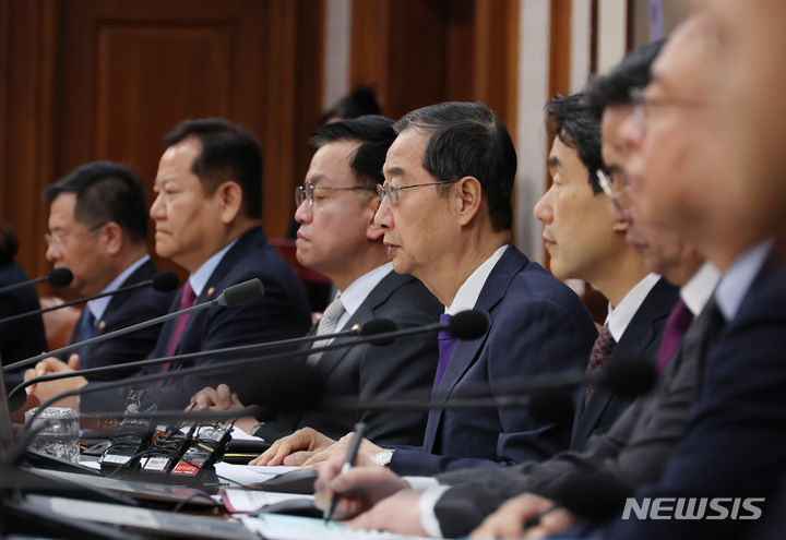 [서울=뉴시스] 김명원 기자 = 한덕수 국무총리가 11일 오전 서울 종로구 정부서울청사에서 열린 국무회의에 참석해 발언하고 있다. 2024.04.11. kmx1105@newsis.com