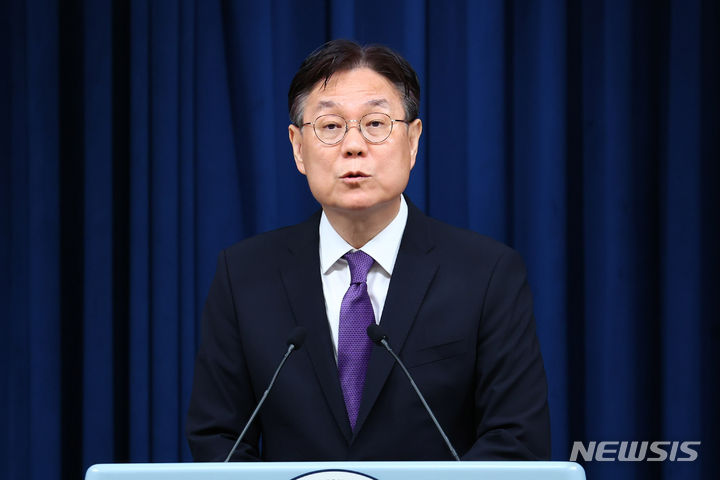 [서울=뉴시스] 전신 기자 = 이관섭 비서실장이 11일 서울 용산 대통령실 청사에서 4.10 총선 결과 관련 윤석열 대통령의 입장을 발표하고 있다. 2024.04.11. photo1006@newsis.com