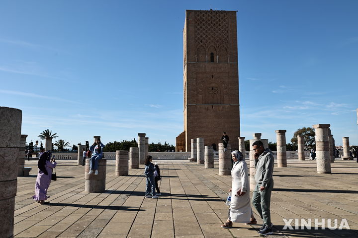 [라바트(모로코)AP/뉴시스] 모로코의 수도 라바트의 하산 타워 광장에서 4월 11일 에이드 알-피트르 기간중 휴가를 즐기는 관광객들. 모로코 정부는 수도 라바트에 케냐가 5월 26일 첫 대사관을 개설하는 등 양국관계 개선에 따라 이 날 5개부문의 정부간 협력 양해각서를 체결했다고 발표했다. 2025. 05. 27.&nbsp; 