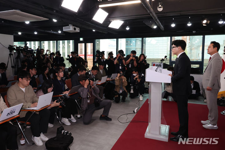 [서울=뉴시스] 이영환 기자 = 한동훈 국민의힘 비상대책위원장이 11일 오전 서울 여의도 중앙당사에서 제22대 총선 관련 입장발표를 하고 있다. 2024.04.11. 20hwan@newsis.com