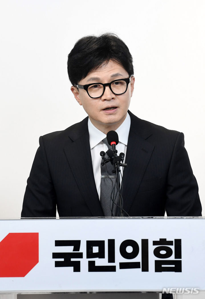 [서울=뉴시스] 이영환 기자 = 한동훈 국민의힘 비상대책위원장이 11일 오전 서울 여의도 중앙당사에서 제22대 총선 관련 입장발표를 하고 있다. (공동취재) 2024.04.11. photo@newsis.com