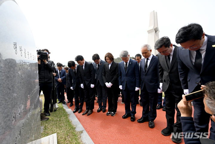 [광주=뉴시스] 김혜인 기자 = 제22대 국회의원 선거에서 광주 지역구 8석을 모두 석권한 더불어민주당 당선인들이 11일 오전 광주 북구 운정동 국립 5·18민주묘지 내 행방불명자 묘역을 참배하고 있다. 왼쪽부터 광산갑 박균택, 서구갑 조인철, 북구갑 정준호, 북구을 전진숙, 광산을 민형배, 서구을 양부남, 동남을 안도걸, 동남갑 정진욱 당선인. 2024.04.11. hyein0342@newsis.com