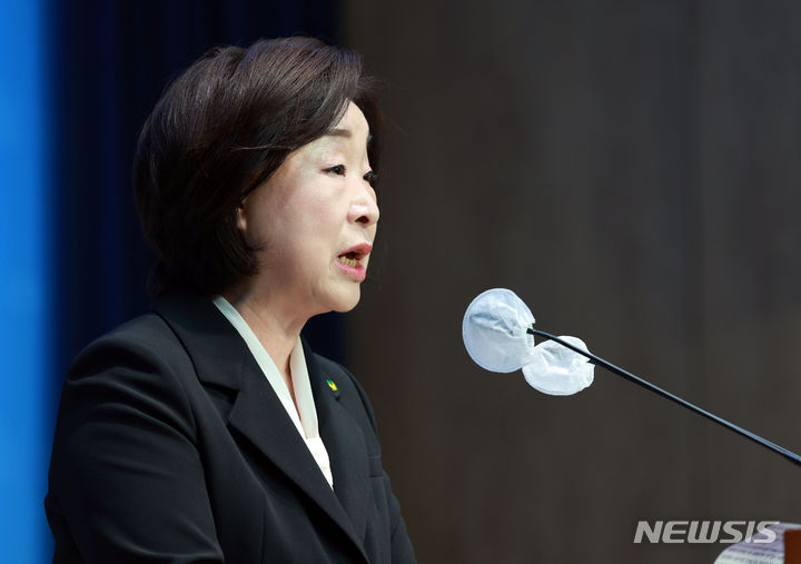 [서울=뉴시스] 고범준 기자 = 심상정 녹색정의당 공동선대위원장이 11일 오전 서울 여의도 국회 소통관에서 22대 총선 결과 관련 입장발표 기자회견을 하고 있다. 2024.04.11. bjko@newsis.com