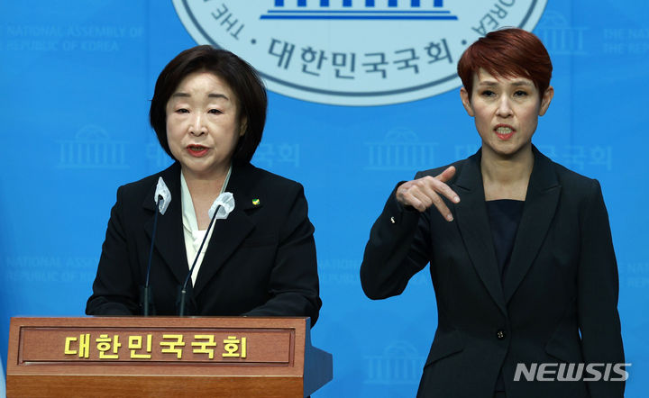 [서울=뉴시스] 고범준 기자 = 심상정 녹색정의당 공동선대위원장이 11일 오전 서울 여의도 국회 소통관에서 22대 총선 결과 관련 입장발표 기자회견을 하고 있다. 2024.04.11. bjko@newsis.com